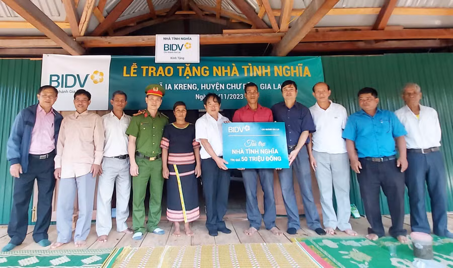 Quang cảnh lễ bàn giao nhà tình nghĩa cho gia đình ông Rơ Châm Bleo tại làng Doch 2, xã Ia Kreng. Ảnh: V.Đ