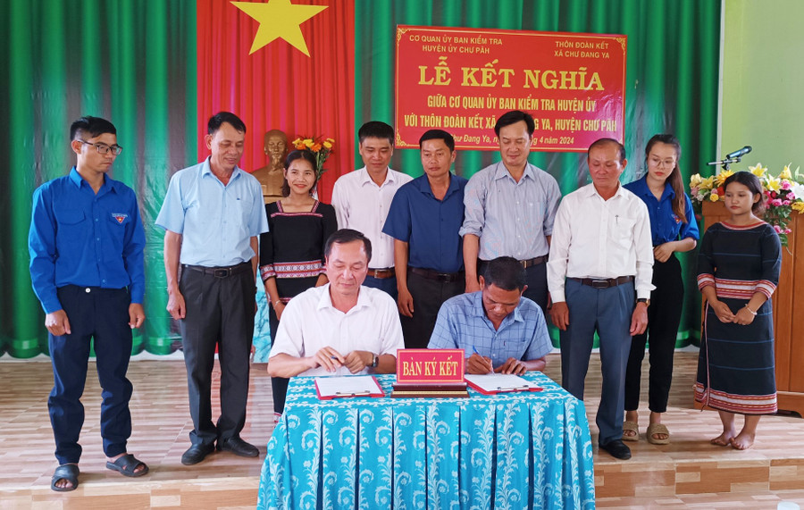 Đại diện Ủy ban Kiểm tra Huyện ủy Chư Păh và thôn Đoàn Kết ký bản giao ước kết nghĩa. Ảnh: K.P Đại diện Ủy ban Kiểm tra Huyện ủy Chư Păh và thôn Đoàn Kết ký bản giao ước kết nghĩa. Ảnh: K.P