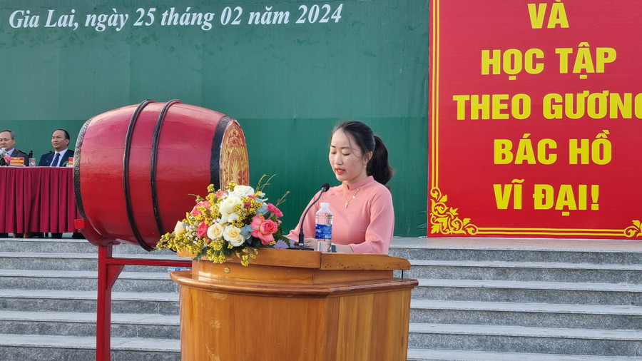 Tân binh Từ Bảo Vy phát biểu cảm tưởng. Ảnh: H.P