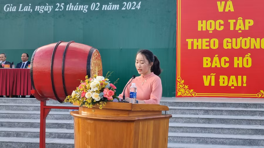 Tân binh Từ Bảo Vy phát biểu cảm tưởng. Ảnh: H.P