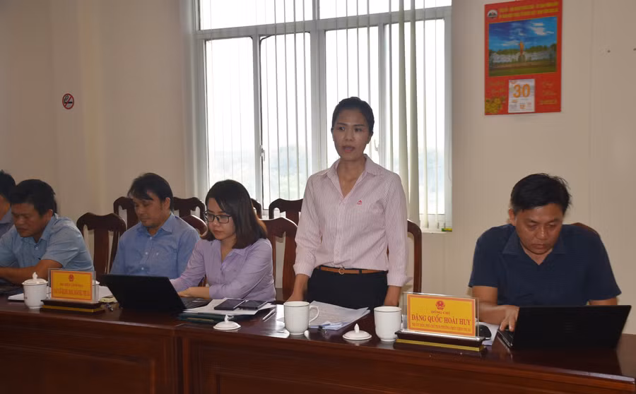 Bà Trần Thị Thủy Tiên-Giám đốc Phòng Giao dịch Ngân hàng Chính sách xã hội thị xã An Khê tham gia ý kiến tại buổi làm việc. Ảnh: Hà Phương