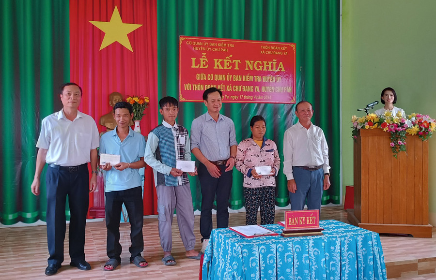 Ủy ban Kiểm tra Huyện ủy Chư Păh trao quà cho các hộ nghèo tại thôn Đoàn Kết. Ảnh: K.P Ủy ban Kiểm tra Huyện ủy Chư Păh trao quà cho các hộ nghèo tại thôn Đoàn Kết. Ảnh: K.P