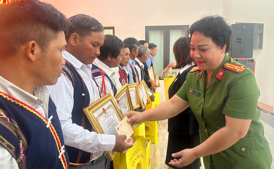 Thượng tá Y Mai Anh-Trưởng Công an huyện Mang Yang trao giấy khen cho các cá nhân đã có thành tích xuất sắc trong phong trào “Toàn dân bảo vệ an ninh Tổ quốc giai đoạn 2022-2023". Ảnh: V.H Thượng tá Y Mai Anh-Trưởng Công an huyện Mang Yang trao giấy khen cho các cá nhân đã có thành tích xuất sắc trong phong trào “Toàn dân bảo vệ an ninh Tổ quốc giai đoạn 2022-2023". Ảnh: V.H