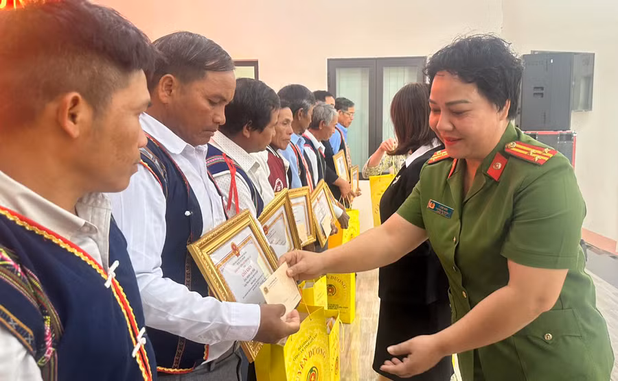 Thượng tá Y Mai Anh-Trưởng Công an huyện Mang Yang trao giấy khen cho các cá nhân đã có thành tích xuất sắc trong phong trào “Toàn dân bảo vệ an ninh Tổ quốc giai đoạn 2022-2023". Ảnh: V.H