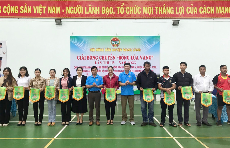 Ban Tổ chức trao cờ lưu niệm cho các đội bóng tham gia giải. Ảnh: Minh Ngọc Ban Tổ chức trao cờ lưu niệm cho các đội bóng tham gia giải. Ảnh: Minh Ngọc