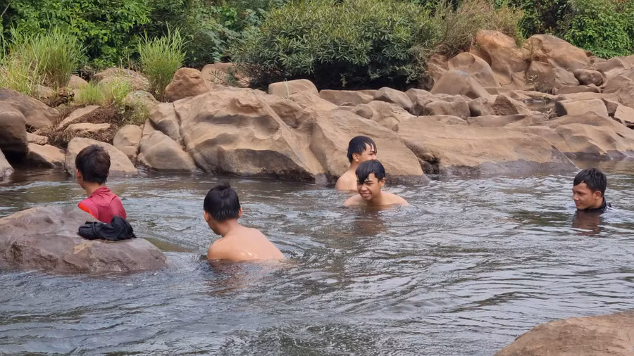 Du khách đắm mình trong làn nước mát lành. Ảnh:K.P