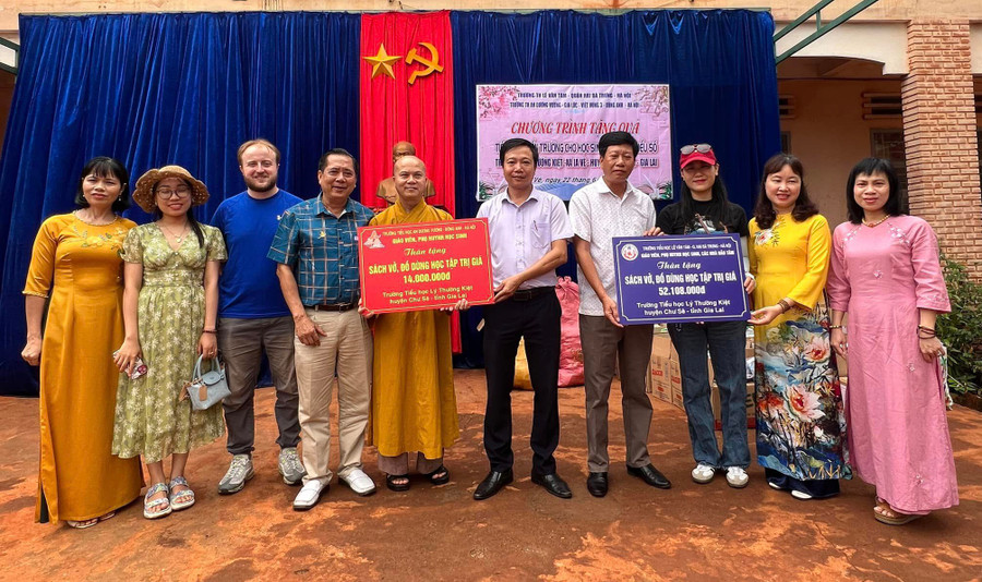 Đoàn tặng sách vở, đồ dùng học tập cho Trường Tiểu học Lý Thường Kiệt (xã Ia Vê, huyện Chư Prông). Ảnh: Q.H