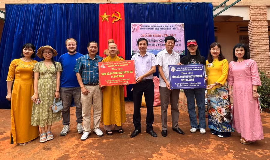 Đoàn tặng sách vở, đồ dùng học tập cho Trường Tiểu học Lý Thường Kiệt (xã Ia Vê, huyện Chư Prông). Ảnh: Q.H