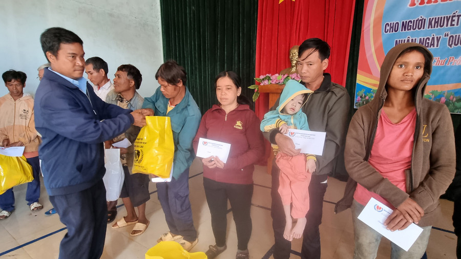 Những phần quà ý nghĩa giúp gia đình người khuyết tật, trẻ em khó khăn vươn lên trong cuộc sống. Ảnh: H.P Những phần quà ý nghĩa giúp gia đình người khuyết tật, trẻ em khó khăn vươn lên trong cuộc sống. Ảnh: H.P