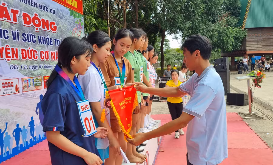 Ông Siu Luynh-Phó Chủ tịch UBND huyện Đức Cơ, Trưởng Ban tổ chức Giải trao giải đồng đội cho các đơn vị đạt thành tích xuất sắc.