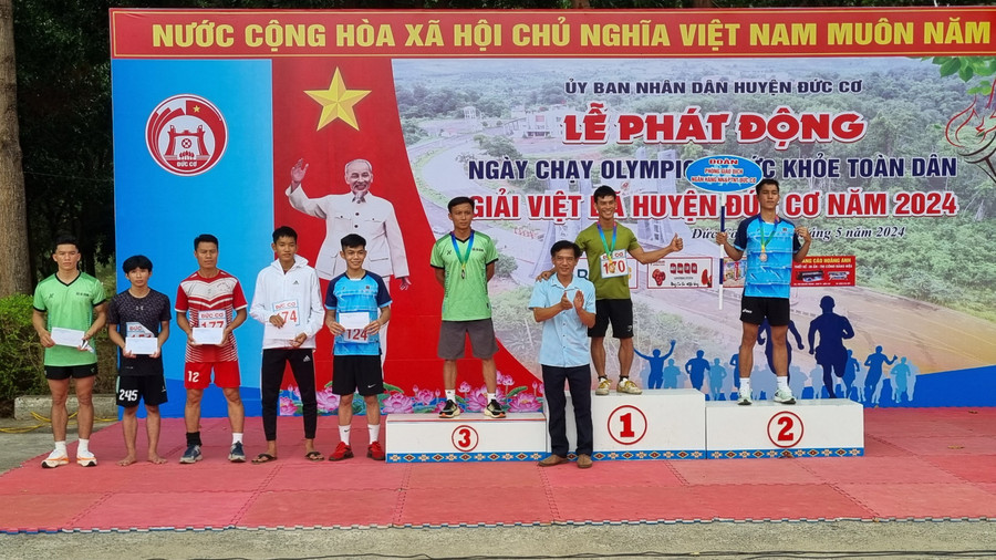 Ban tổ chức trao giải nhất, nhì, ba và khuyến khích cho các vận động viên ở nội dung nam chính cự ly 7km.