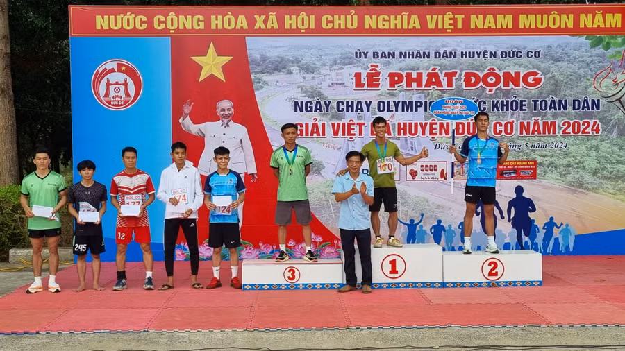 Ban tổ chức trao giải nhất, nhì, ba và khuyến khích cho các vận động viên ở nội dung nam chính cự ly 7km.