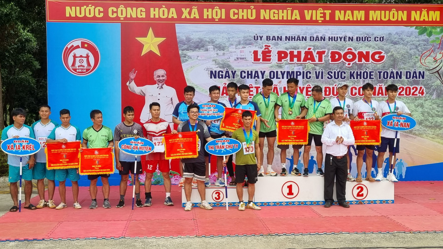 Ban tổ chức trao giải nhất, nhì, ba đồng đội cho các đơn vị đạt thành tích xuất sắc tại giải.