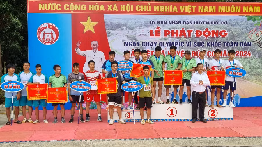 Ban tổ chức trao giải nhất, nhì, ba đồng đội cho các đơn vị đạt thành tích xuất sắc tại giải.