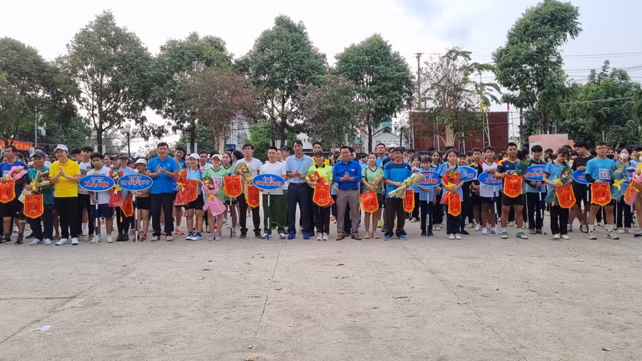 Ban tổ chức tặng cờ, hoa lưu niệm cho các đơn vị tham gia tại giải. Ban tổ chức tặng cờ, hoa lưu niệm cho các đơn vị tham gia tại giải.