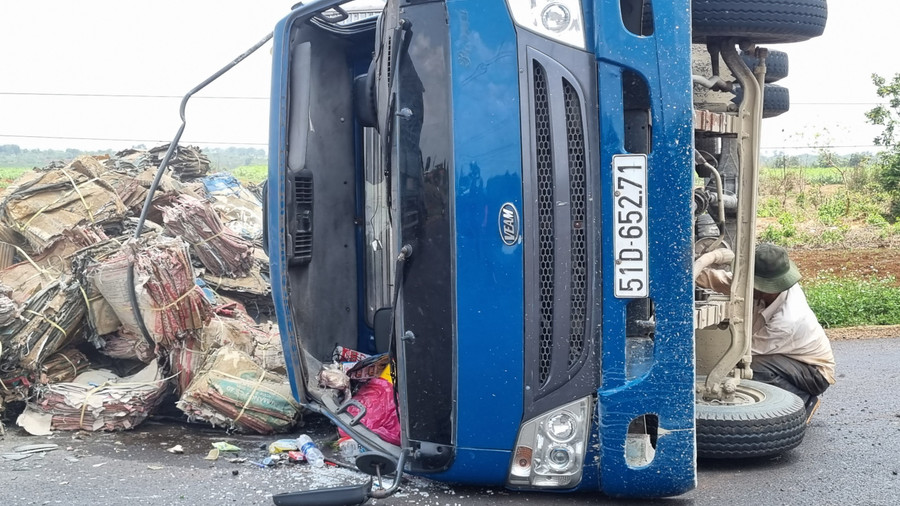 Tài xế và phụ xe thoát nạn trong gang tấc. Ảnh: Hà Phương Tài xế và phụ xe thoát nạn trong gang tấc. Ảnh: Hà Phương