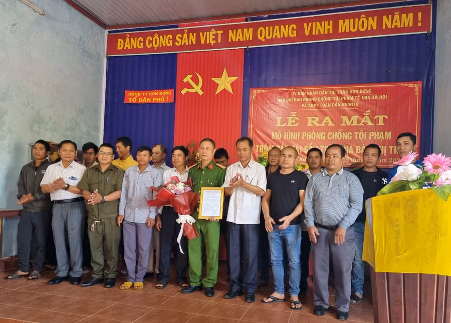 Quang cảnh lễ ra mắt mô hình “Phòng-chống tội phạm trộm cắp tài sản trên địa bàn thị trấn” tại tổ dân phố 1. Ảnh: Duy Tuấn