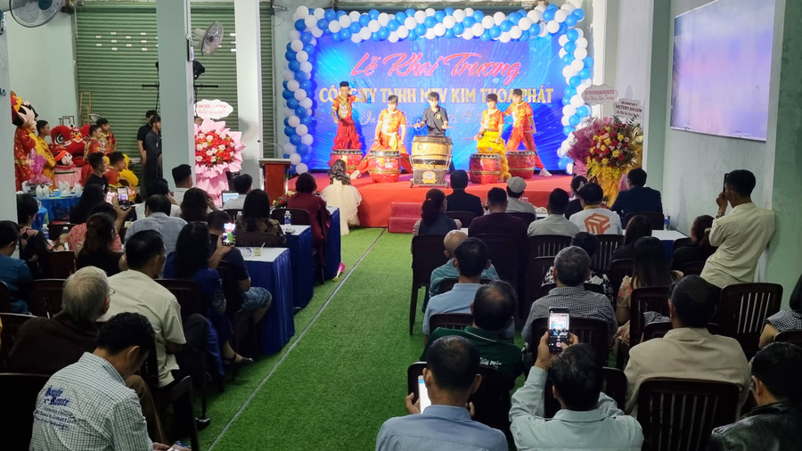 Quang cảnh lễ khai trương Công ty bất động sản Kim Thoa Phát tại làng KLah 1, xã Ia Der, huyện Ia Grai, tỉnh Gia Lai. Quang cảnh lễ khai trương Công ty bất động sản Kim Thoa Phát tại làng KLah 1, xã Ia Der, huyện Ia Grai, tỉnh Gia Lai.