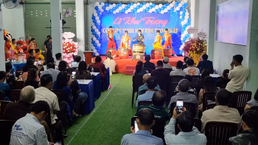 Quang cảnh lễ khai trương Công ty bất động sản Kim Thoa Phát tại làng KLah 1, xã Ia Der, huyện Ia Grai, tỉnh Gia Lai.