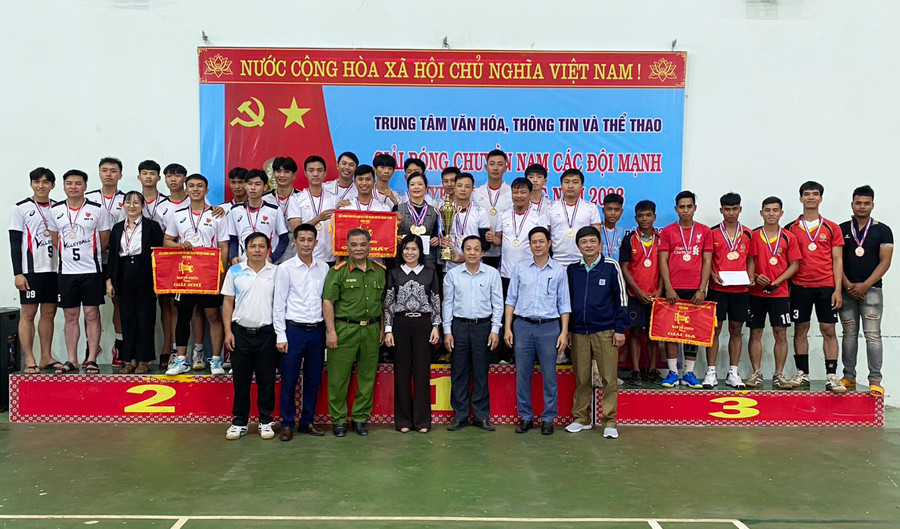 Ban tổ chức trao cờ và huy chương cho các đơn vị đạt thành tích xuất sắc tại giải. Ảnh: H.P