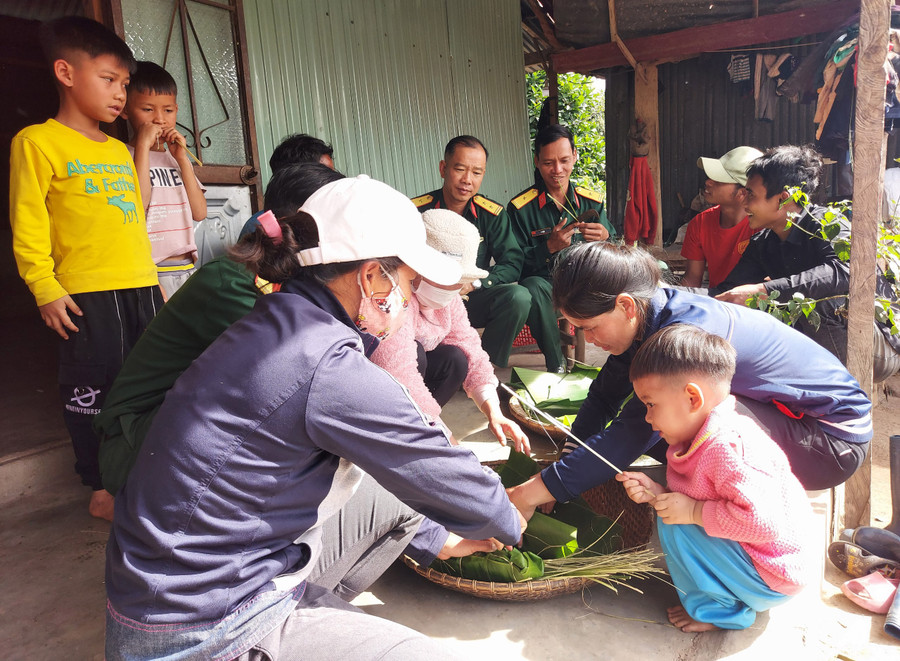 Những chiếc bánh chưng, bánh tét sau khi được nấu chín sẽ được tặng cho những hộ gia đình khó khăn trên địa bàn xã Ayun. Ảnh: Hà Phương Những chiếc bánh chưng, bánh tét sau khi được nấu chín sẽ được tặng cho những hộ gia đình khó khăn trên địa bàn xã Ayun. Ảnh: Hà Phương