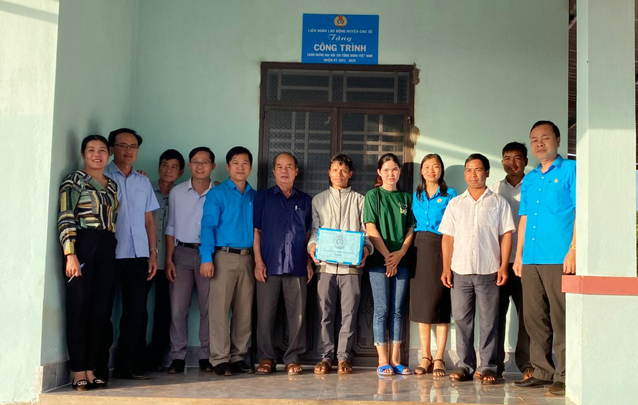 Quang cảnh lễ bàn giao “Mái ấm Công đoàn” cho gia đình anh Rmah Bèng. Ảnh: H.P Quang cảnh lễ bàn giao “Mái ấm Công đoàn” cho gia đình anh Rmah Bèng. Ảnh: H.P