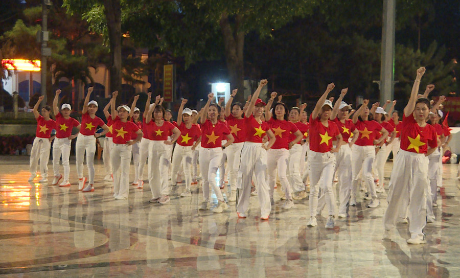 Các tiết mục dân vũ thể hiện sự khỏe khoắn, duyên dáng trong từng động tác nhảy. Ảnh: V.Đ Các tiết mục dân vũ thể hiện sự khỏe khoắn, duyên dáng trong từng động tác nhảy. Ảnh: V.Đ