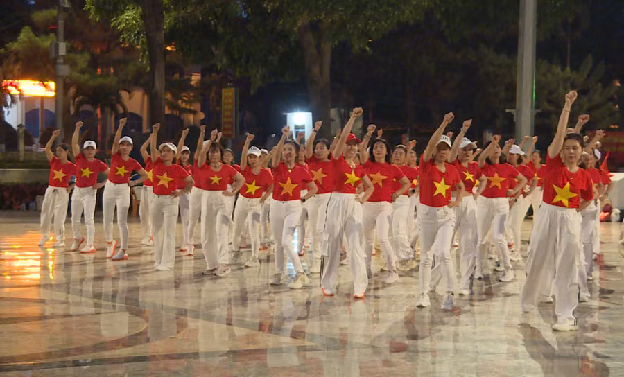 Các tiết mục dân vũ thể hiện sự khỏe khoắn, duyên dáng trong từng động tác nhảy. Ảnh: V.Đ