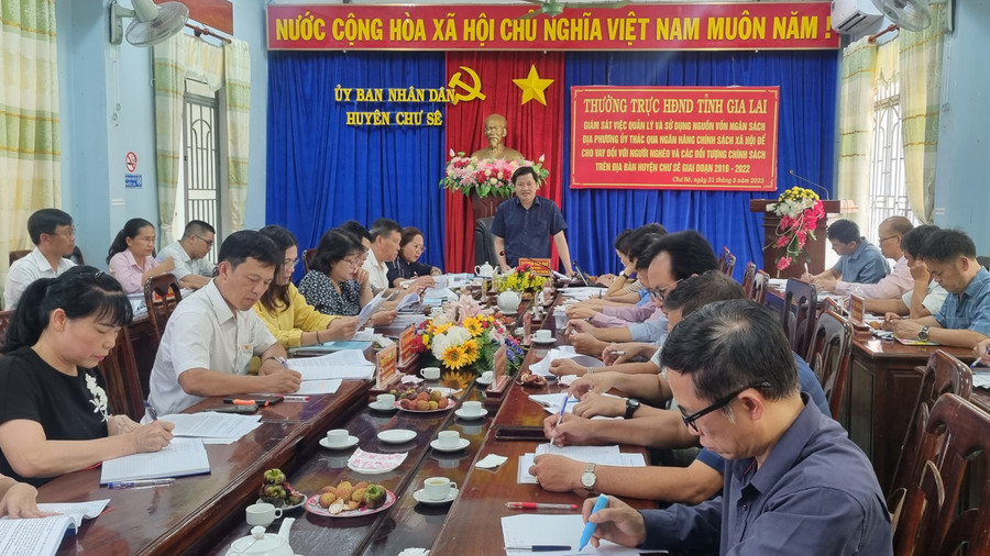 Quang cảnh buổi làm việc của đoàn giám sát với UBND huyện Chư Sê. Ảnh: Hà Phương Quang cảnh buổi làm việc của đoàn giám sát với UBND huyện Chư Sê. Ảnh: Hà Phương