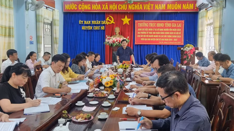 Quang cảnh buổi làm việc của đoàn giám sát với UBND huyện Chư Sê. Ảnh: Hà Phương