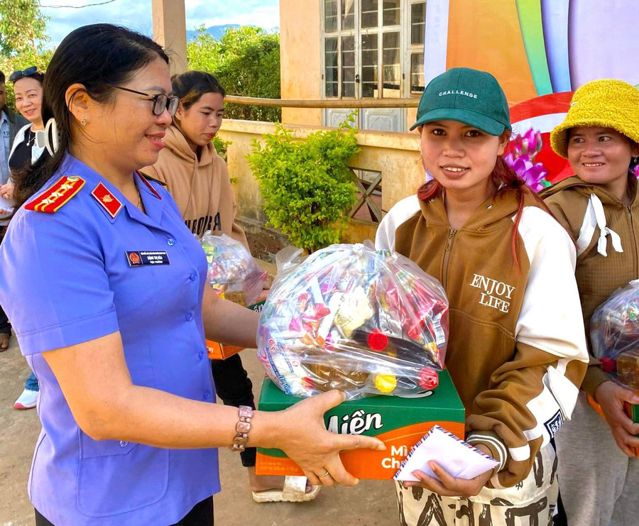 Đoàn trao quà cho người dân có hoàn cảnh khó khăn tại xã Kon Chiêng. Ảnh: K.N