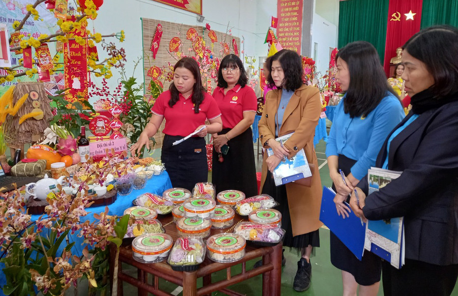 Ban Giám khảo đánh giá mâm cỗ ở các tiêu chí dinh dưỡng, thẩm mỹ, thuyết trình. Ảnh: K.N Ban Giám khảo đánh giá mâm cỗ ở các tiêu chí dinh dưỡng, thẩm mỹ, thuyết trình. Ảnh: K.N