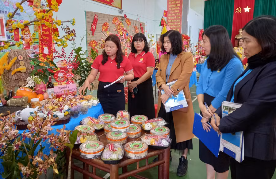 Ban Giám khảo đánh giá mâm cỗ ở các tiêu chí dinh dưỡng, thẩm mỹ, thuyết trình. Ảnh: K.N Ban Giám khảo đánh giá mâm cỗ ở các tiêu chí dinh dưỡng, thẩm mỹ, thuyết trình. Ảnh: K.N