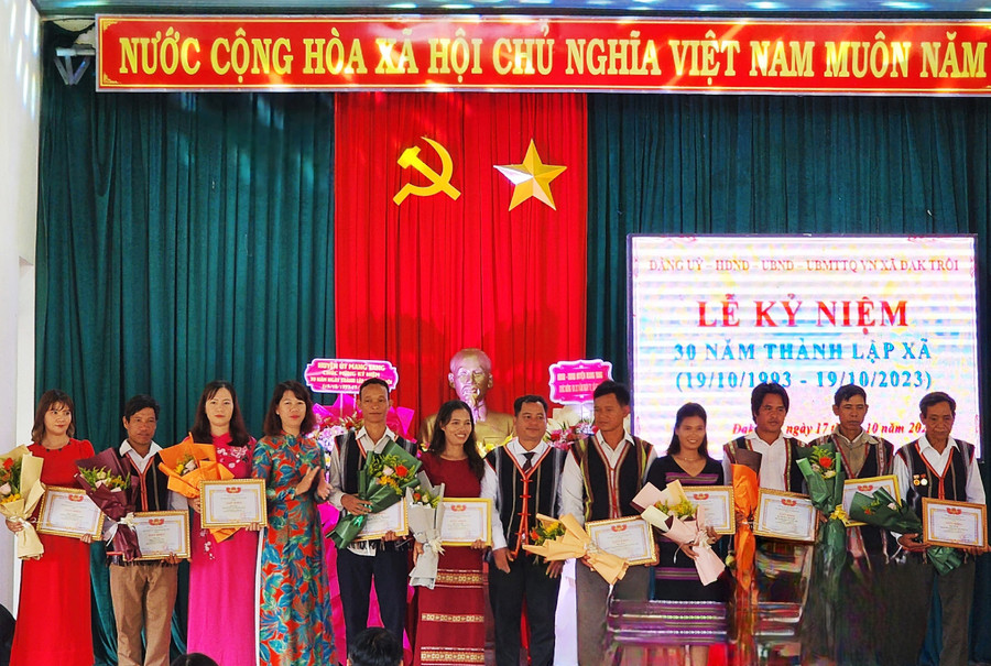 Chủ tịch UBND xã Đak Trôi tặng giấy khen cho các cá nhân vì đã có thành tích xuất sắc trong 30 năm thành lập, xây dựng và phát triển xã. Ảnh: H.P Chủ tịch UBND xã Đak Trôi tặng giấy khen cho các cá nhân vì đã có thành tích xuất sắc trong 30 năm thành lập, xây dựng và phát triển xã. Ảnh: H.P