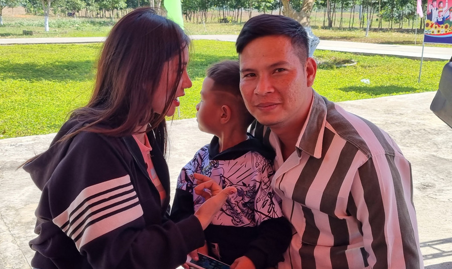 Được ngồi bên người thân giúp cho các phạm nhân có thêm động lực, yên tâm cải tạo, xóa đi mặc cảm tội lỗi của mình. Ảnh: Hà Phương