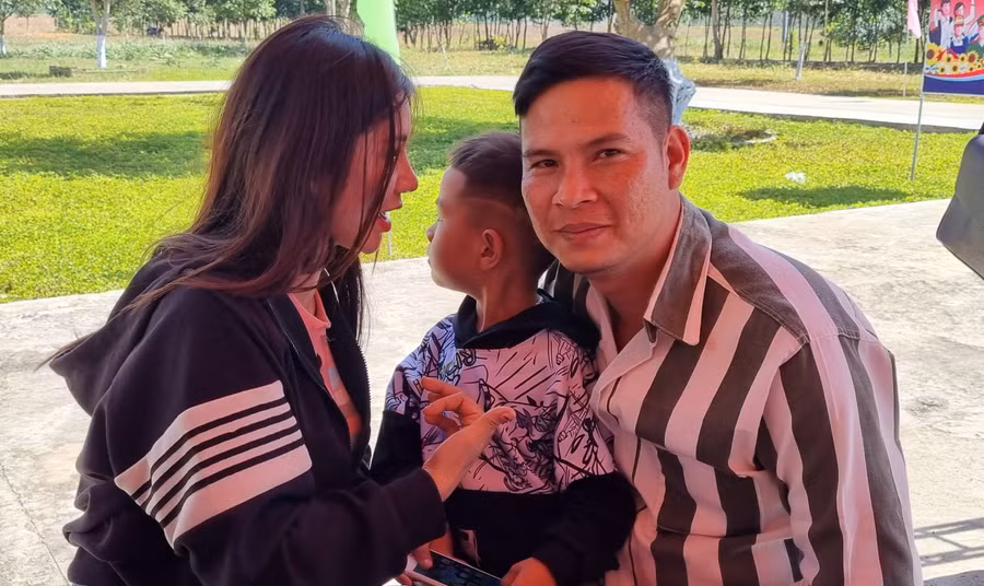 Được ngồi bên người thân giúp cho các phạm nhân có thêm động lực, yên tâm cải tạo, xóa đi mặc cảm tội lỗi của mình. Ảnh: Hà Phương