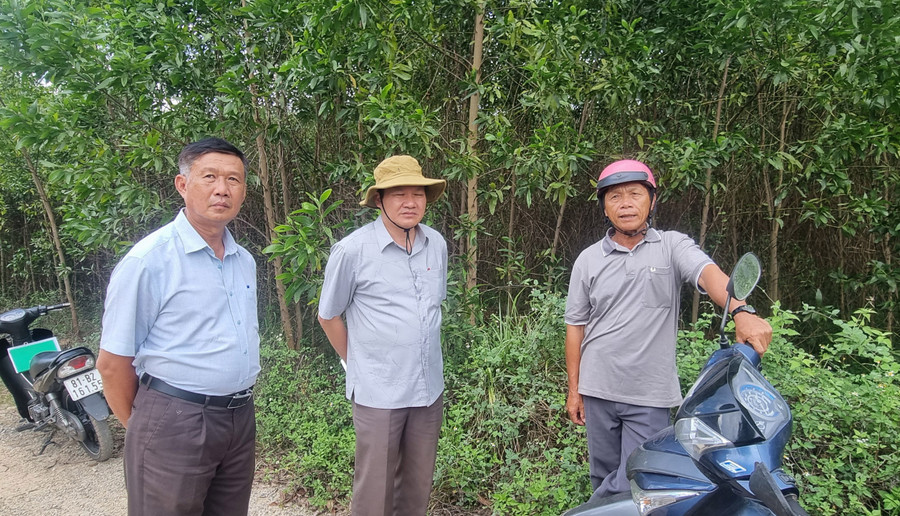 Đoàn giám sát thực tế về việc sử dụng nguồn vốn vay của một số hộ dân tại xã Cửu An. Ảnh: Hà Phương