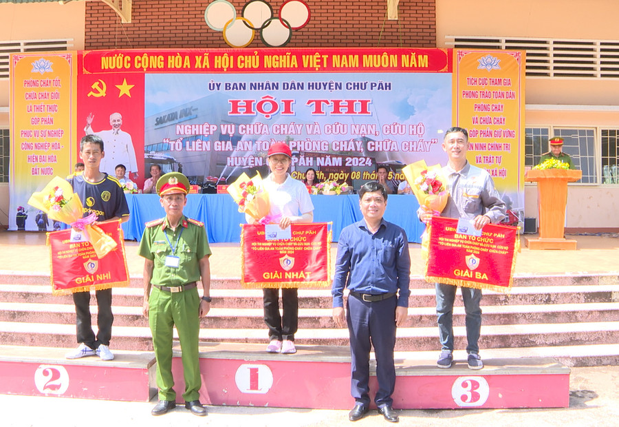 Ban tổ chức trao giải nhất, nhì, ba cho các đội đạt thành tích xuất sắc tại hội thi. Ảnh: K.P