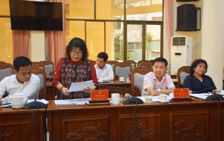 Thành viên đoàn giám sát tham gia ý kiến tại buổi làm việc. Ảnh: Hà Phương