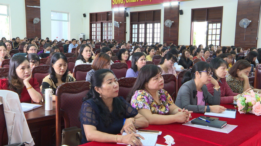 Đông đảo cán bộ quản lý và giáo viên các Trường Mầm non, Tiểu học và THCS trên địa bàn huyện tham gia tại lớp bồi dưỡng. Ảnh: Văn Đại Đông đảo cán bộ quản lý và giáo viên các Trường Mầm non, Tiểu học và THCS trên địa bàn huyện tham gia tại lớp bồi dưỡng. Ảnh: Văn Đại