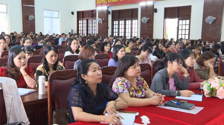 Đông đảo cán bộ quản lý và giáo viên các Trường Mầm non, Tiểu học và THCS trên địa bàn huyện tham gia tại lớp bồi dưỡng. Ảnh: Văn Đại