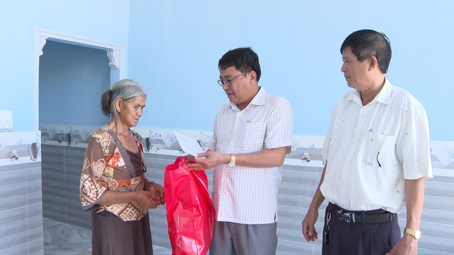 Ông Nay Kiên-Chủ tịch UBND huyện Chư Păh (giữa) tặng quà cho gia đình chính sách tại thị trấn Phú Hòa. Ảnh: V.Đ Ông Nay Kiên-Chủ tịch UBND huyện Chư Păh (giữa) tặng quà cho gia đình chính sách tại thị trấn Phú Hòa. Ảnh: V.Đ