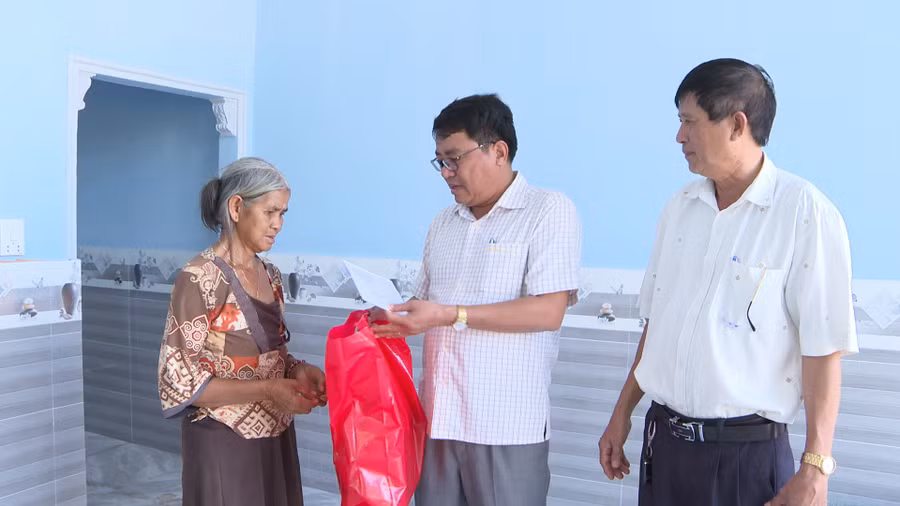 Ông Nay Kiên-Chủ tịch UBND huyện Chư Păh (giữa) tặng quà cho gia đình chính sách tại thị trấn Phú Hòa. Ảnh: V.Đ