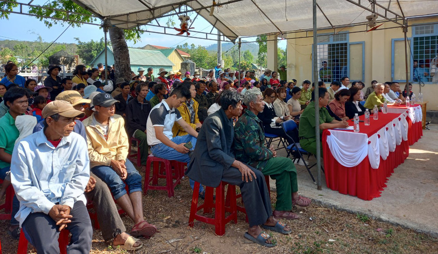 Đông đảo người dân xã Đak Jơ Ta tham dự tại Phiên tòa giả định. Ảnh: K.P Đông đảo người dân xã Đak Jơ Ta tham dự tại Phiên tòa giả định. Ảnh: K.P
