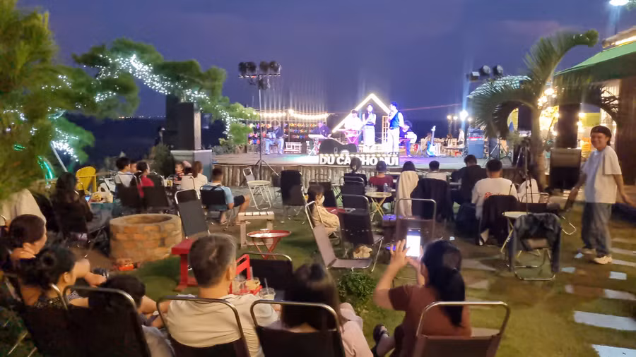 Đông đảo du khách thưởng thức chương trình ca nhạc tại Zins Farm.