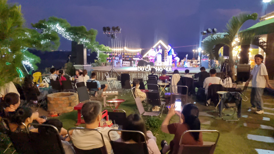 Đông đảo du khách thưởng thức chương trình ca nhạc tại Zins Farm. Đông đảo du khách thưởng thức chương trình ca nhạc tại Zins Farm.