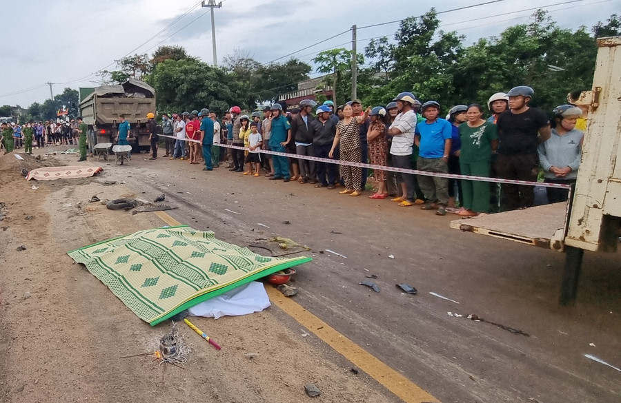 Rất đông người dân hiếu kỳ đến xem vụ tai nạn giao thông. Ảnh: Sang Phương