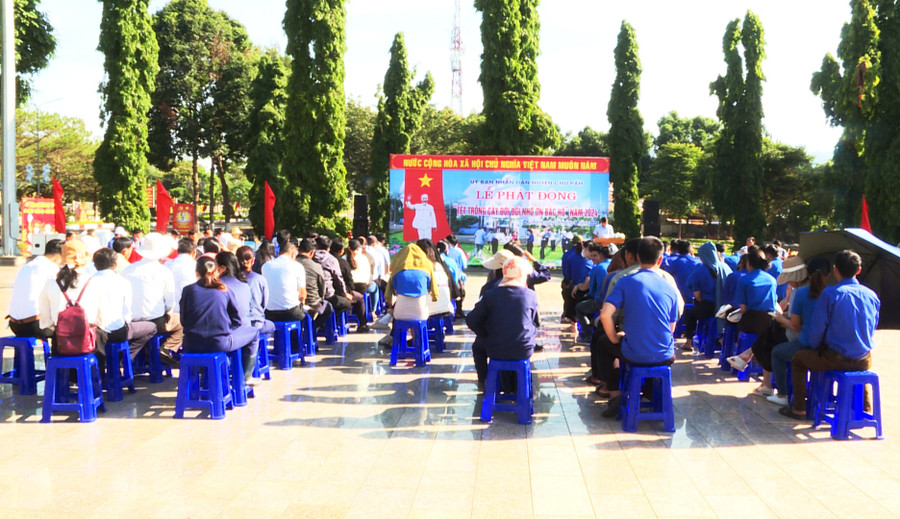 Quang cảnh lễ phát động Tết trồng cây “Đời đời nhớ ơn Bác Hồ” tại huyện Chư Păh. Ảnh: K.P Quang cảnh lễ phát động Tết trồng cây “Đời đời nhớ ơn Bác Hồ” tại huyện Chư Păh. Ảnh: K.P