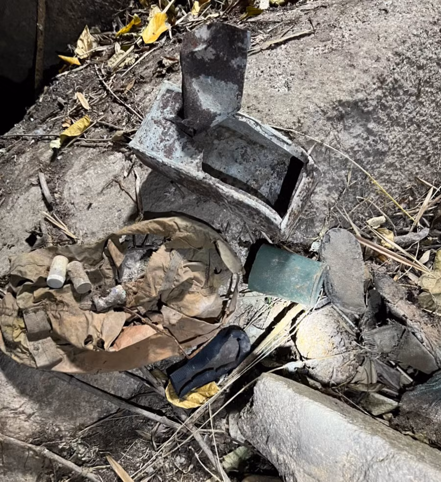 Túi đựng thuốc và dụng cụ y tế được tìm thấy tại hang đá. Ảnh: Hà Phương