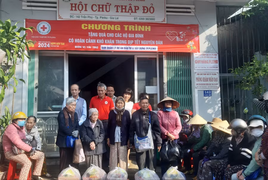 Hội Chữ thập đỏ TP. Pleiku trao quà cho các gia đình có hoàn cảnh khó khăn trên địa bàn thành phố. Ảnh: K.P